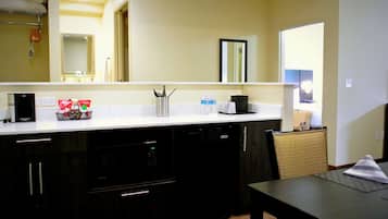 Family Suite, 1 Queen Bed, Non Smoking, Refrigerator & Microwave (Queen sofabed) | Dining room