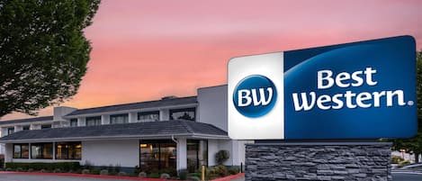 A Best Western hotel sign with a modern building in the background.