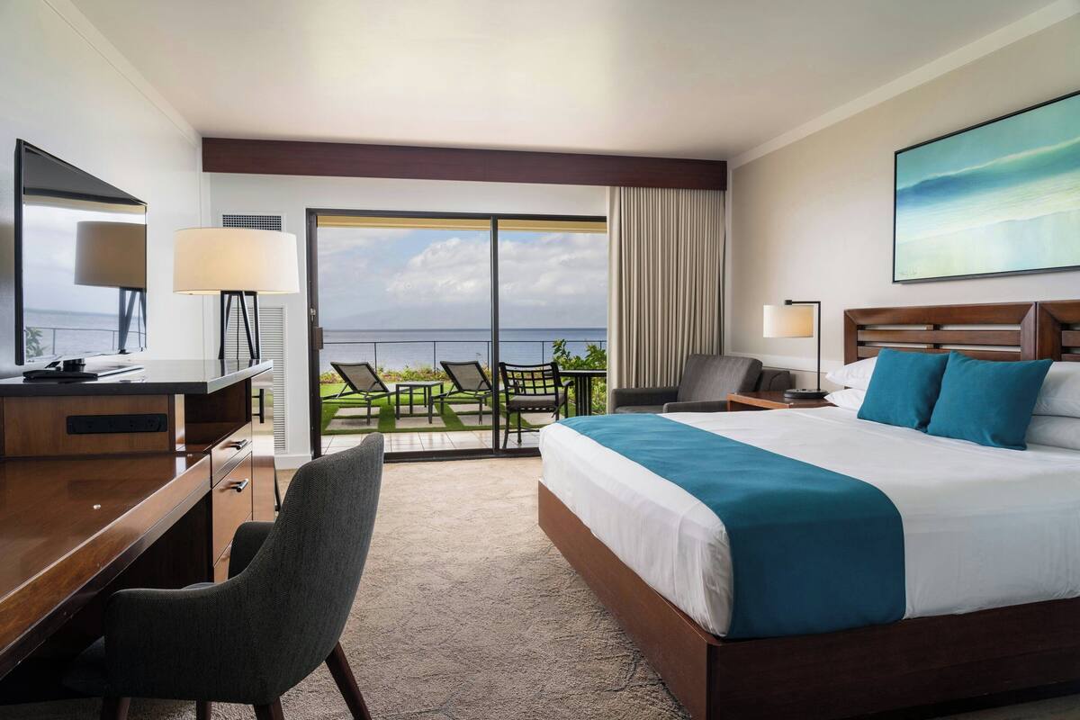 Moana Oceanfront Lanai King | In-room safe, desk, blackout drapes, iron/ironing board