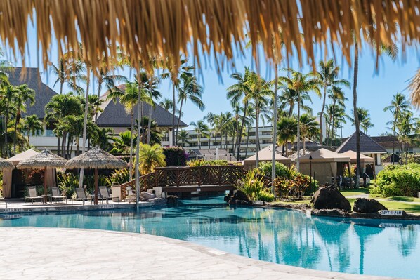 Piscina externa, funciona das 8h às 20h, guarda-sóis, espreguiçadeiras
