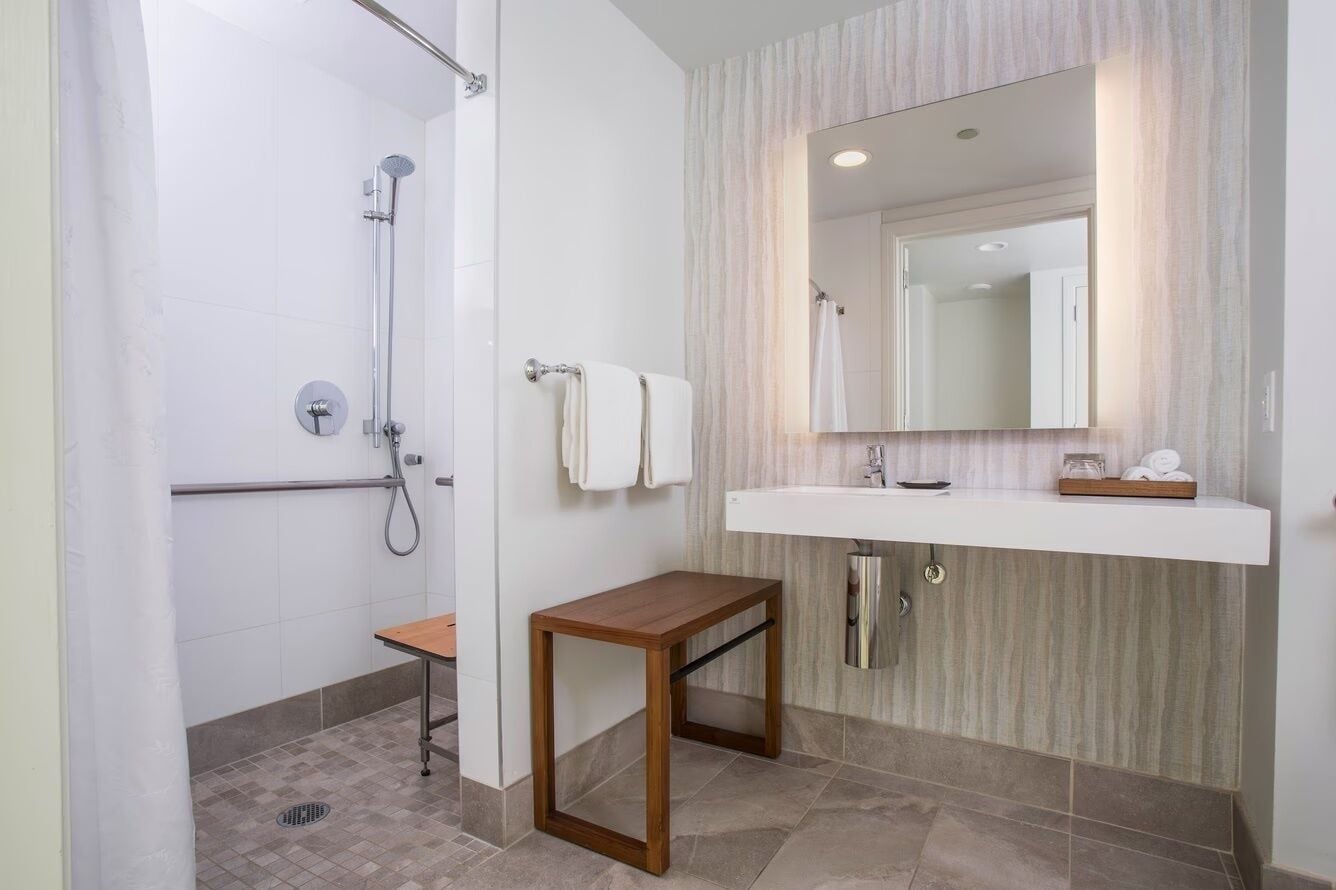 샤워기/욕조 결합, 무료 세면용품, 헤어드라이어, 목욕가운