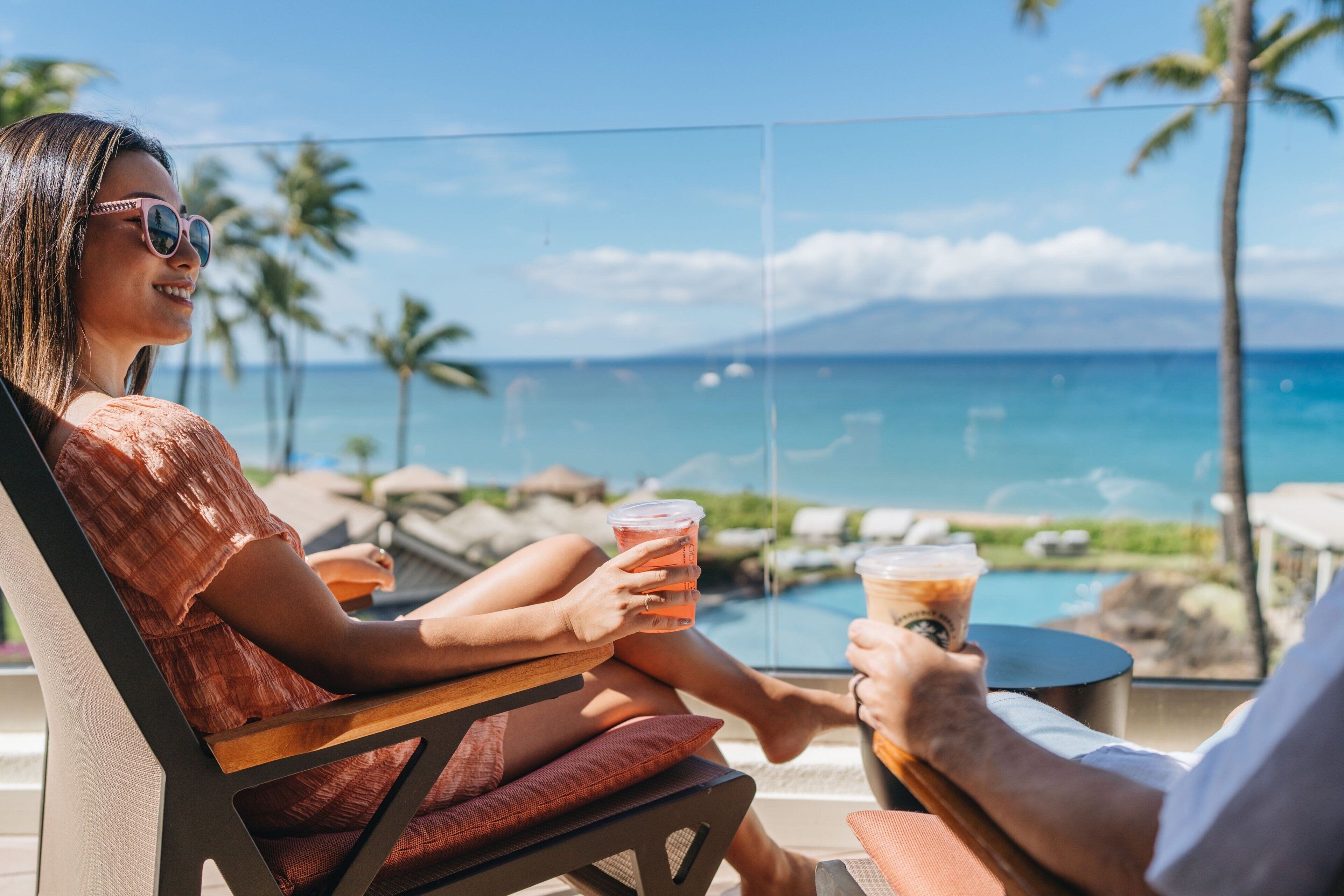 3 bars/lounges, een poolbar