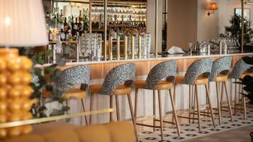 2 bars/lounges, rooftop bar