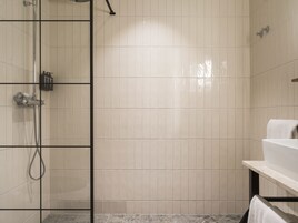 Ducha, artículos de tocador gratuitos, secador de pelo, toallas