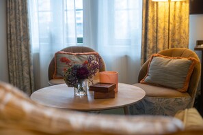 Ropa de cama de alta calidad, minibar y decoración personalizada 