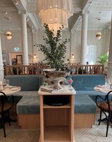 供应早餐、午餐和早午餐