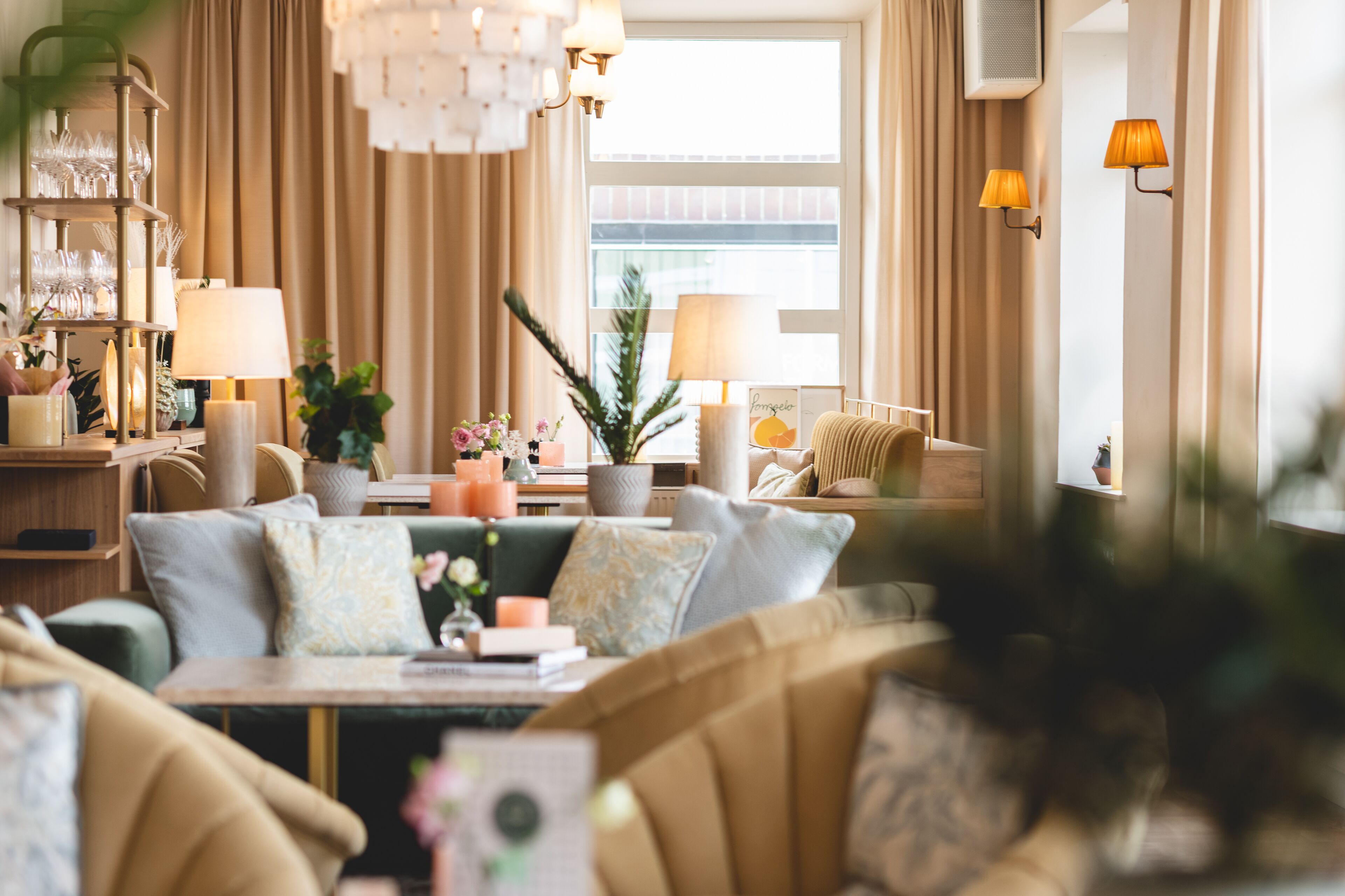 A well-lit living room with a sofa, lamps, and a bookshelf. - Elite Hotel Mårtenson (Halmstad)