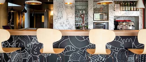 Serves breakfast, lunch, and dinner