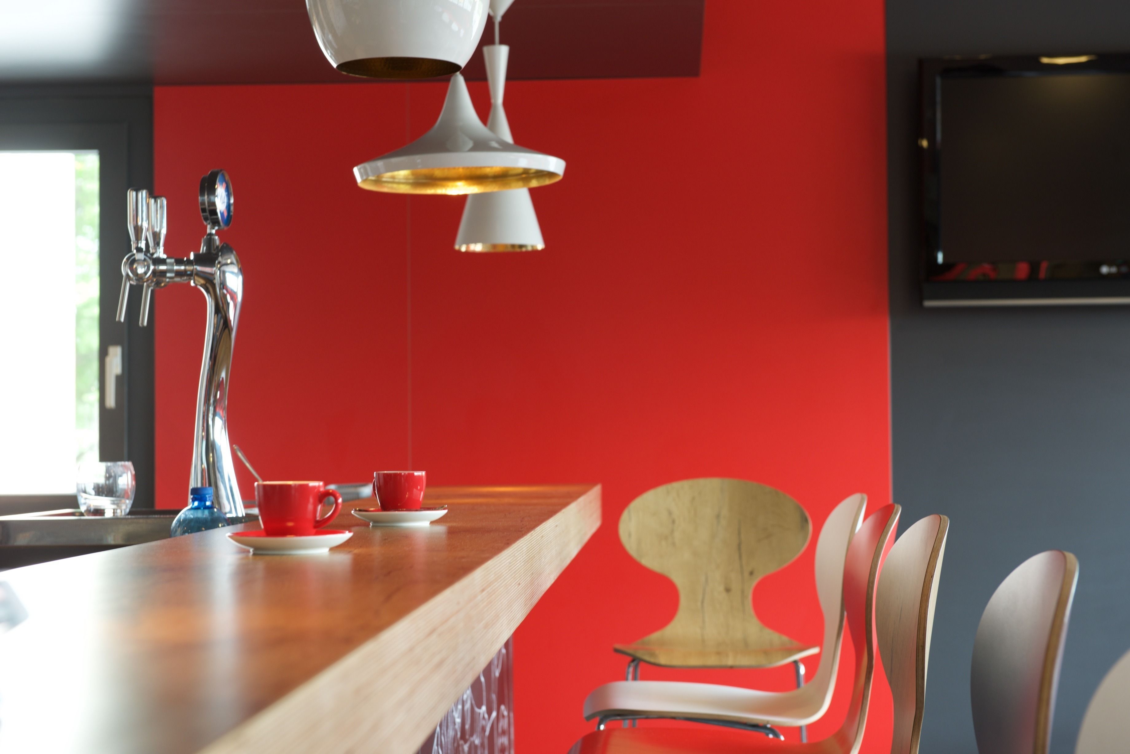 serves breakfast, lunch and dinner