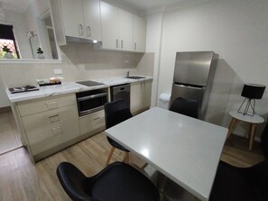 Executive-Apartment, 2 Schlafzimmer | Eigene Kochnische | Mikrowelle, Herdplatte, Geschirrspüler, Wasserkocher