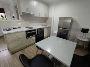 Executive-huoneisto, 2 makuuhuonetta | Yksityinen keittonurkkaus | Mikroaaltouuni, liesi, astianpesukone, vedenkeitin