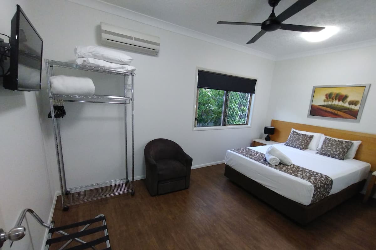Executive Studio 1 Bedroom with Kitchenette | Soundproofing, iron/ironing board, cribs/infant beds, free WiFi