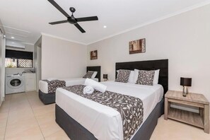 Habitación Premium, varias camas, cocina | 1 dormitorio, sistema de insonorización, tabla de planchar con plancha