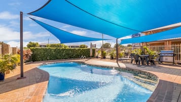 Piscine extérieure, parasols de plage, chaises longues