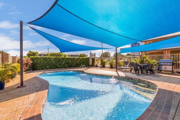 Piscine extérieure, parasols de plage, chaises longues