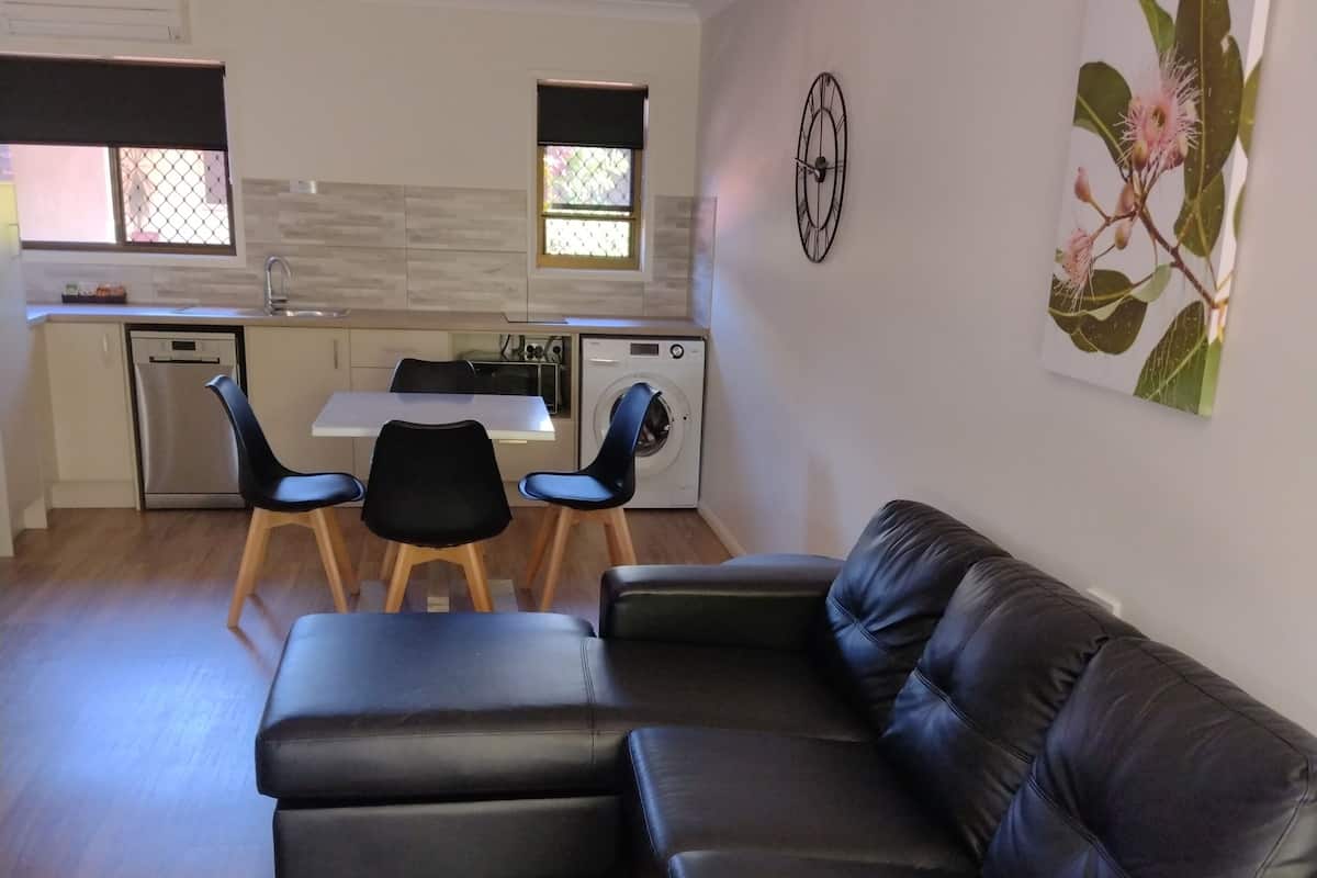 Chambre exécutive, 1 chambre, accessible aux personnes à mobilité réduite | Aire de séjour | Téléviseur de 30 po avec télévision numérique, Netflix