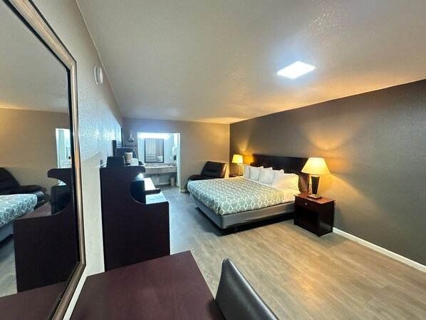 Kamar Standar, 1 Tempat Tidur King, Bebas Asap Rokok | Meja kerja, setrika/meja setrika, Wi-Fi gratis, dan seprai linen