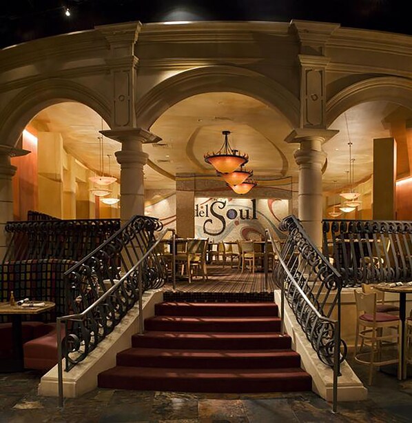 2 restaurants, lunch, dinner served; American cuisine 