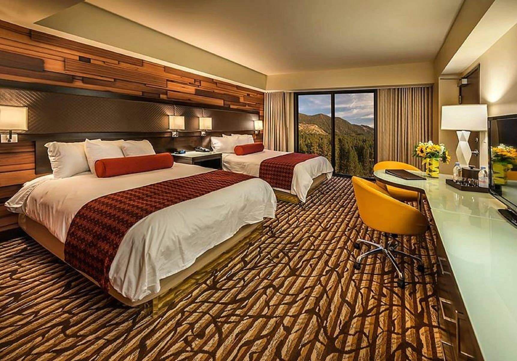 Peti besi dalam bilik, meja, seterika/papan seterika, cadar katil 