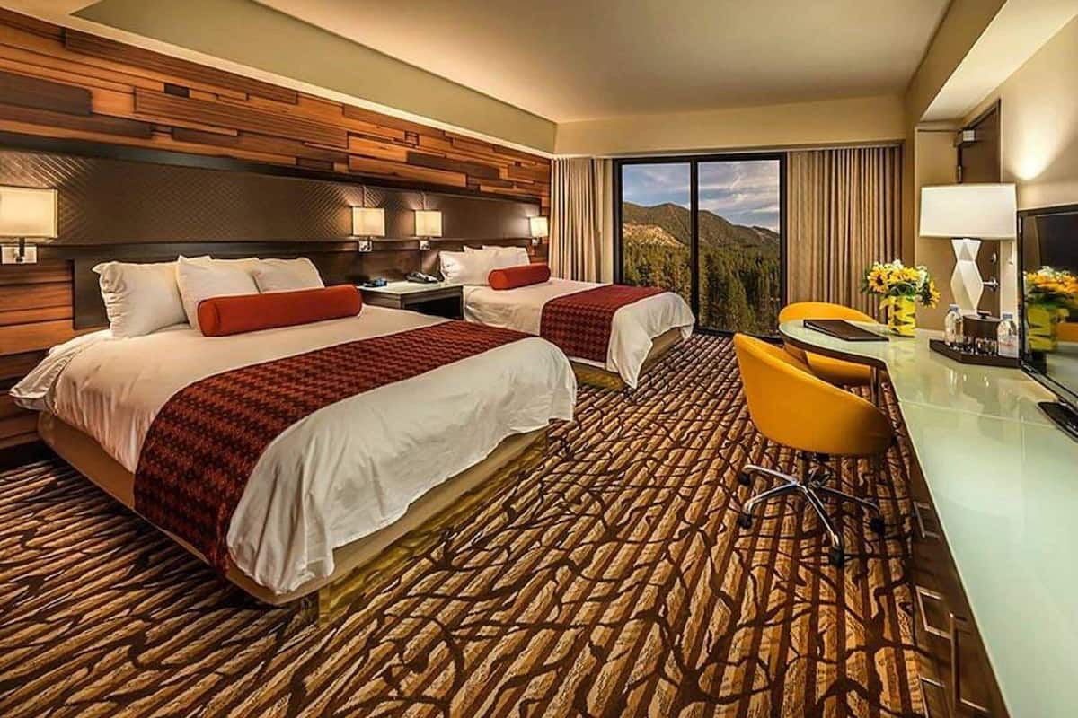 Peti besi dalam bilik, meja, seterika/papan seterika, cadar katil