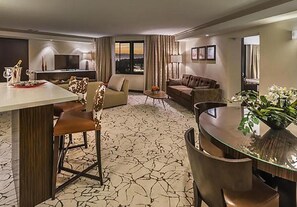 Safe på rommet, skrivebord, strykejern/-brett og sengetøy