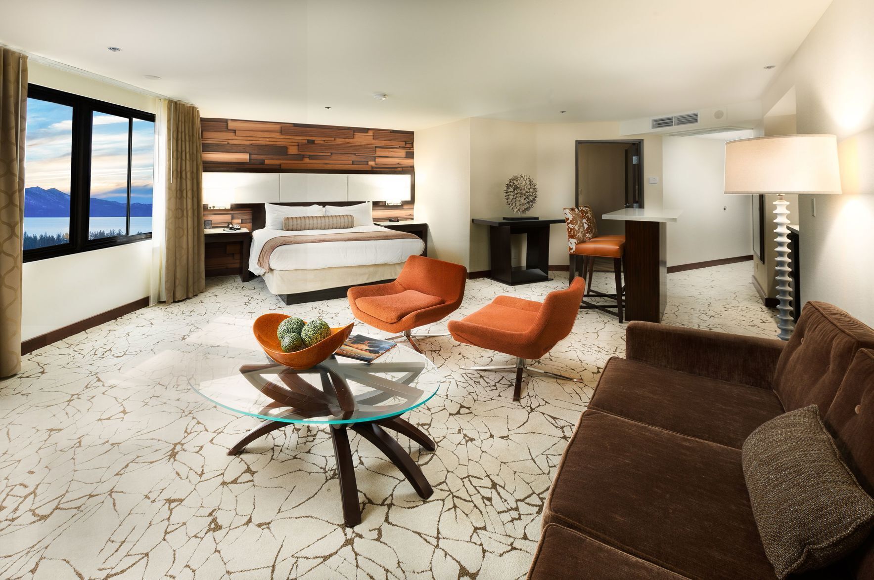 Peti besi dalam bilik, meja, seterika/papan seterika, cadar katil 