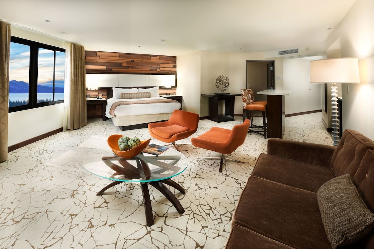 Peti besi dalam bilik, meja, seterika/papan seterika, cadar katil