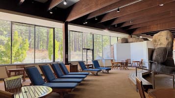 Piscine couverte, maĂźtres-nageurs sur place