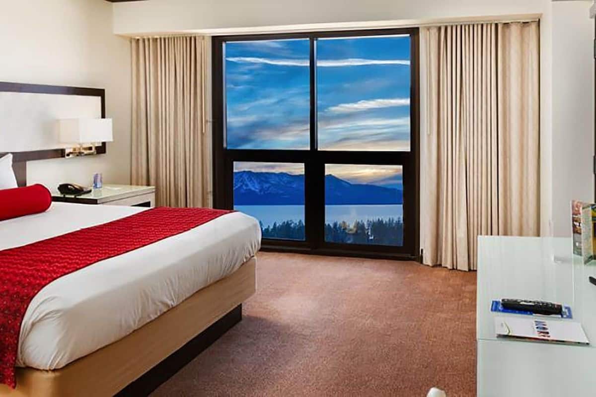 Peti besi dalam bilik, meja, seterika/papan seterika, cadar katil