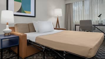 Ropa de cama de alta calidad y caja de seguridad en la habitación