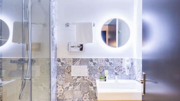 Roupas de cama premium, cofres nos quartos, escrivaninha