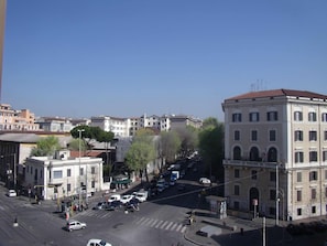 Superior-Zimmer, 1 King-Bett | Blick auf die Stadt