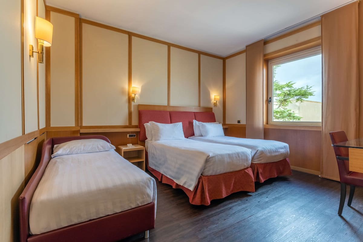 Comfort Room, 3 Twin Beds | Premium bedding, minibar, in-room safe, desk