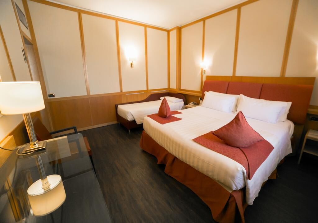 Roupas de cama premium, frigobar, cofres nos quartos, escrivaninha