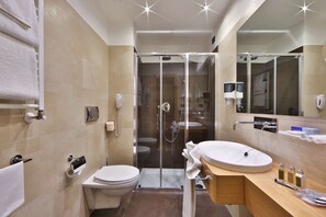 Superior Room, 1 King Bed | Bathroom - Hilton Garden Inn Rome Colosseum (Rome)