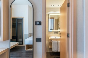 Single Room, 1 Katil Bujang (Single) | Peralatan tempat tidur premium, bar mini, peti besi dalam bilik, meja 