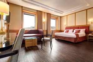 Superior-Zimmer, 1 King-Bett | Hochwertige Bettwaren, Minibar, Zimmersafe, Schreibtisch