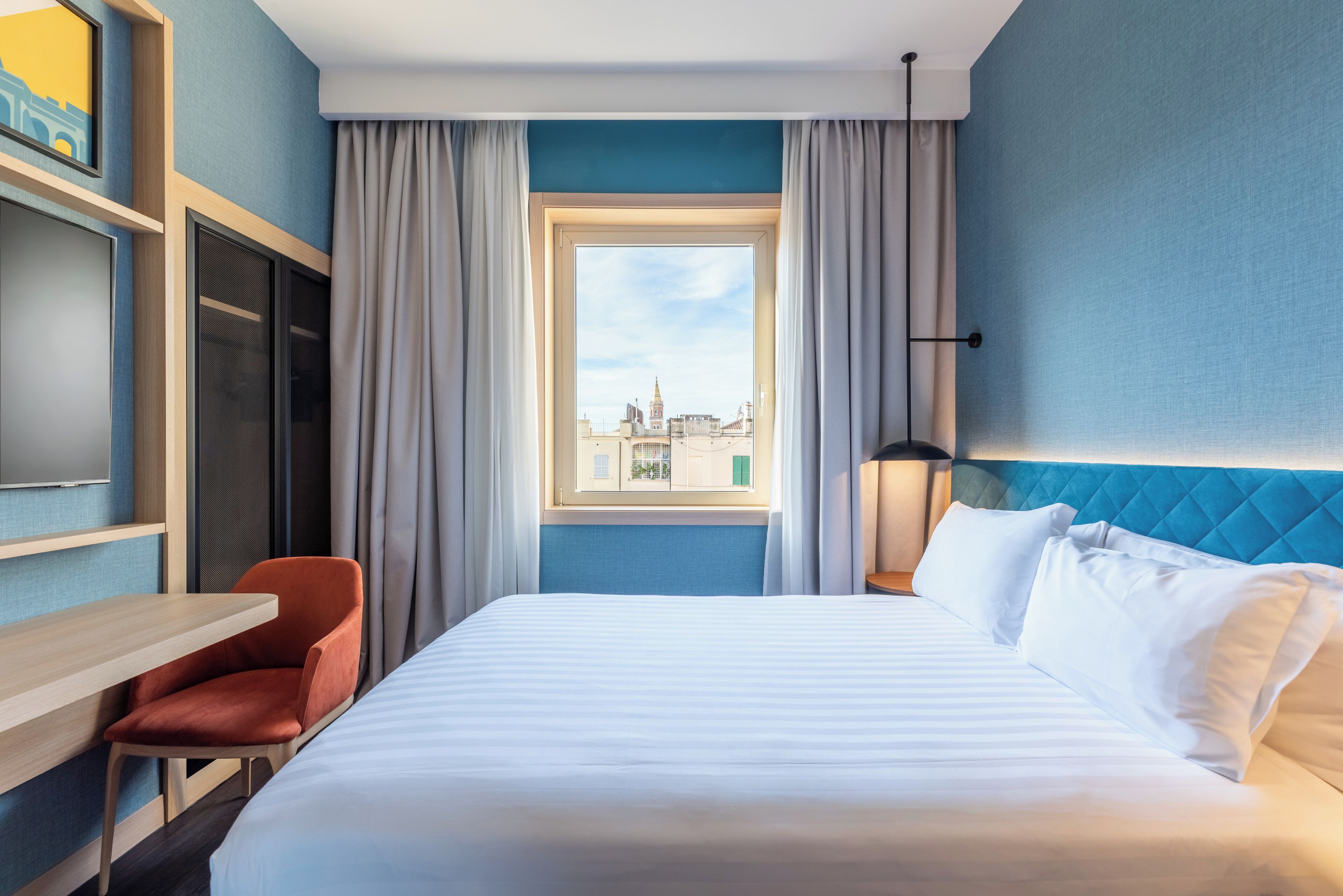 Huone, 1 keskisuuri parisänky | Ylelliset vuodevaatteet, minibaari, tallelokero huoneessa, työpöytä