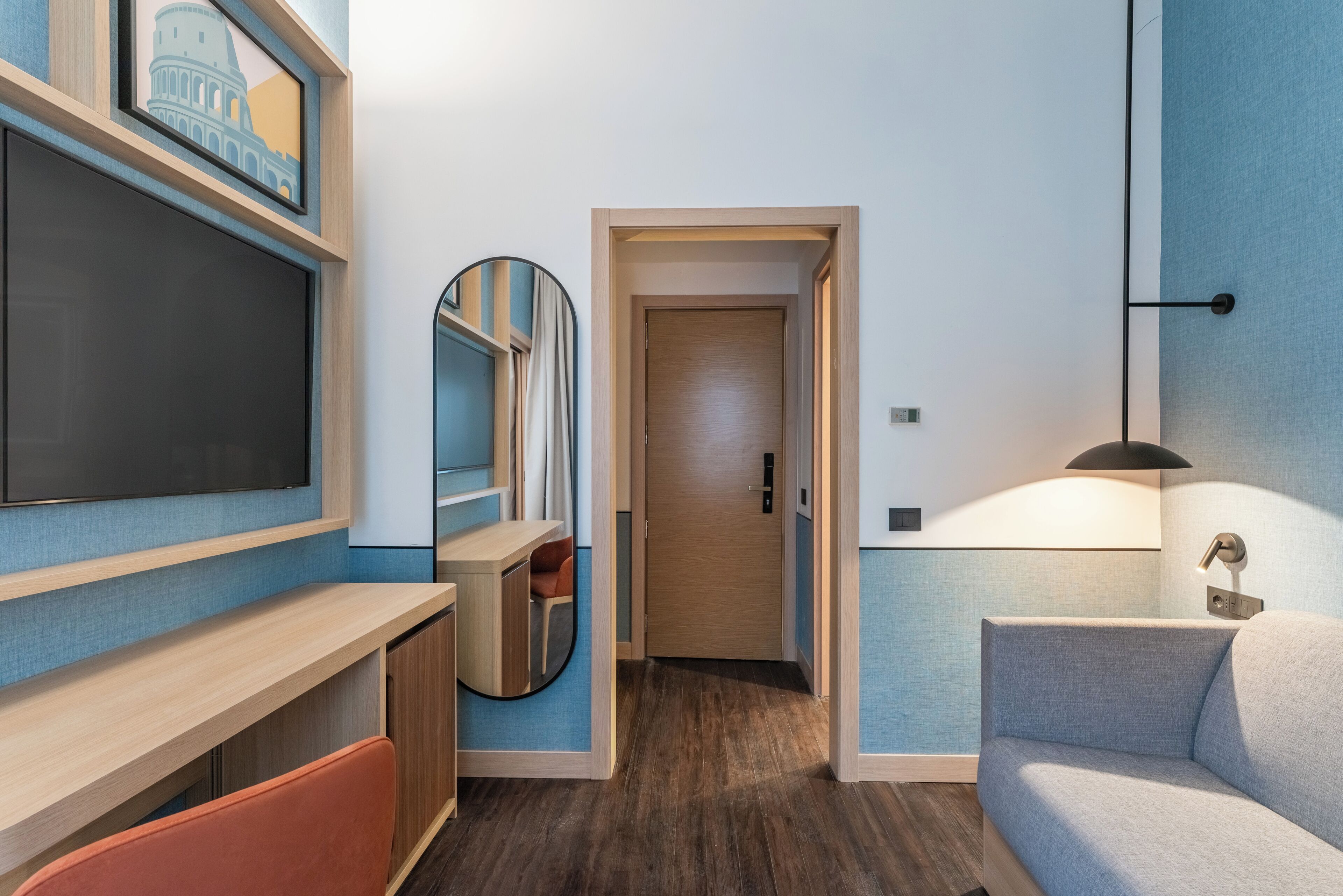 أغطية فراش متميزة وميني بار وخزنة داخل الغرفة ومكتب