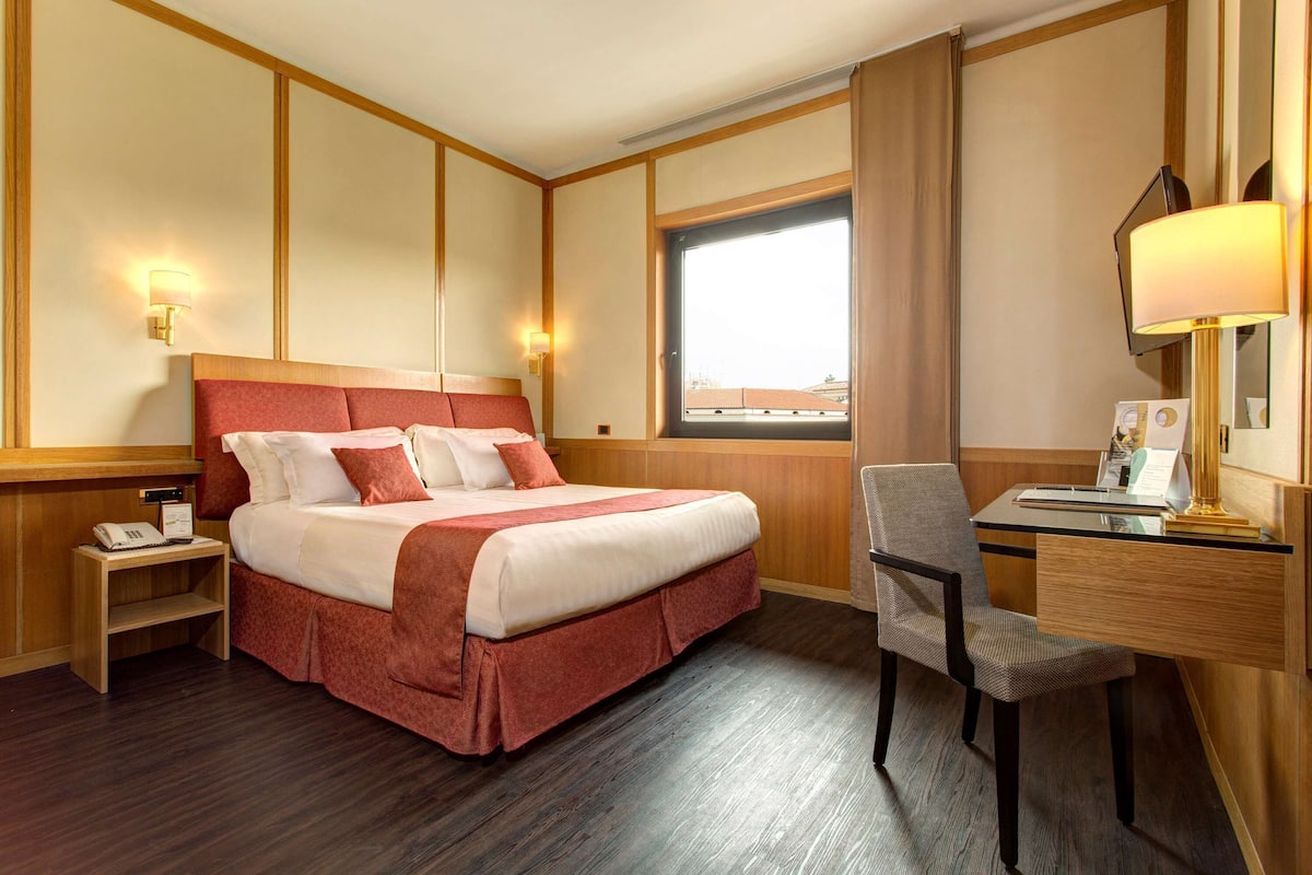 Comfort Room, 1 King Bed (1 extra bed;Twin bed on request) | Premium bedding, minibar, in-room safe, desk