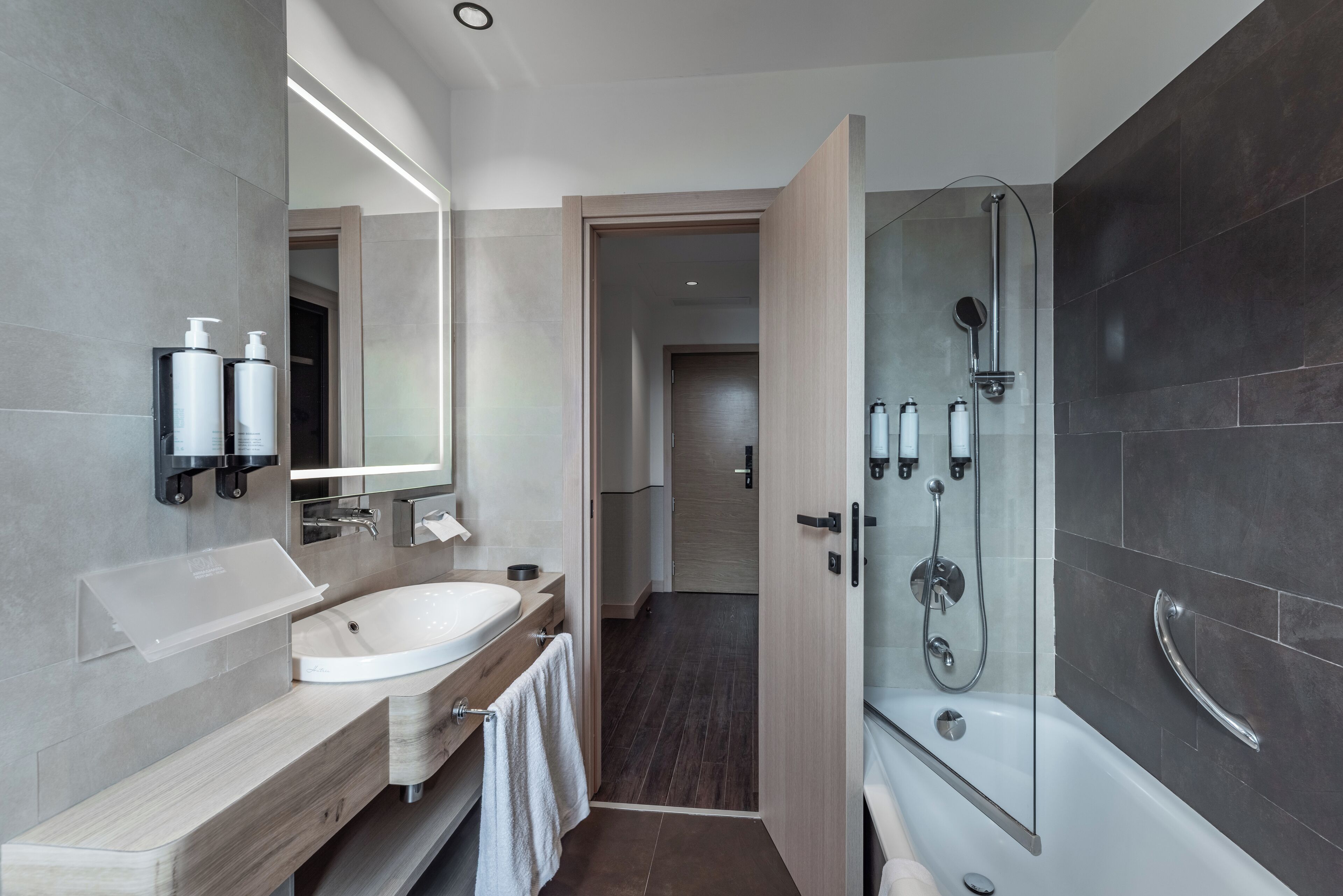 Camera, 2 letti singoli | Bagno | Doccia, vasca da bagno a immersione totale, set di cortesia gratuito