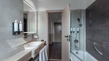 Camera, 2 letti singoli | Bagno | Doccia, vasca da bagno a immersione totale, set di cortesia gratuito