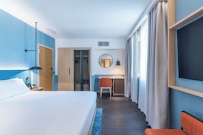 Kamer, 1 kingsize bed, toegankelijk voor mindervaliden | Luxe beddengoed, een minibar, een kluis op de kamer, een bureau