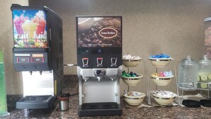 Una máquina de café con dispensador de jugo de frutas y una estación de café Farmer Brothers.