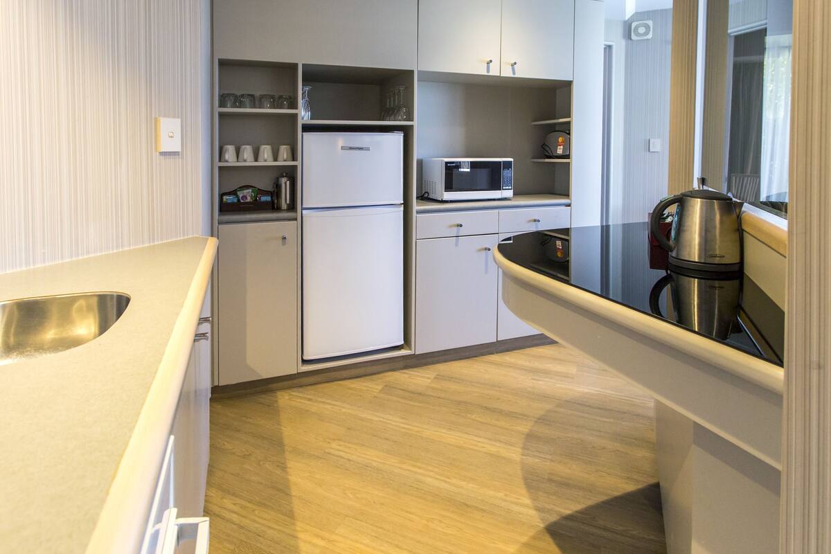 ambassador suite | private kitchenette | coffee/tea maker, electric kettle