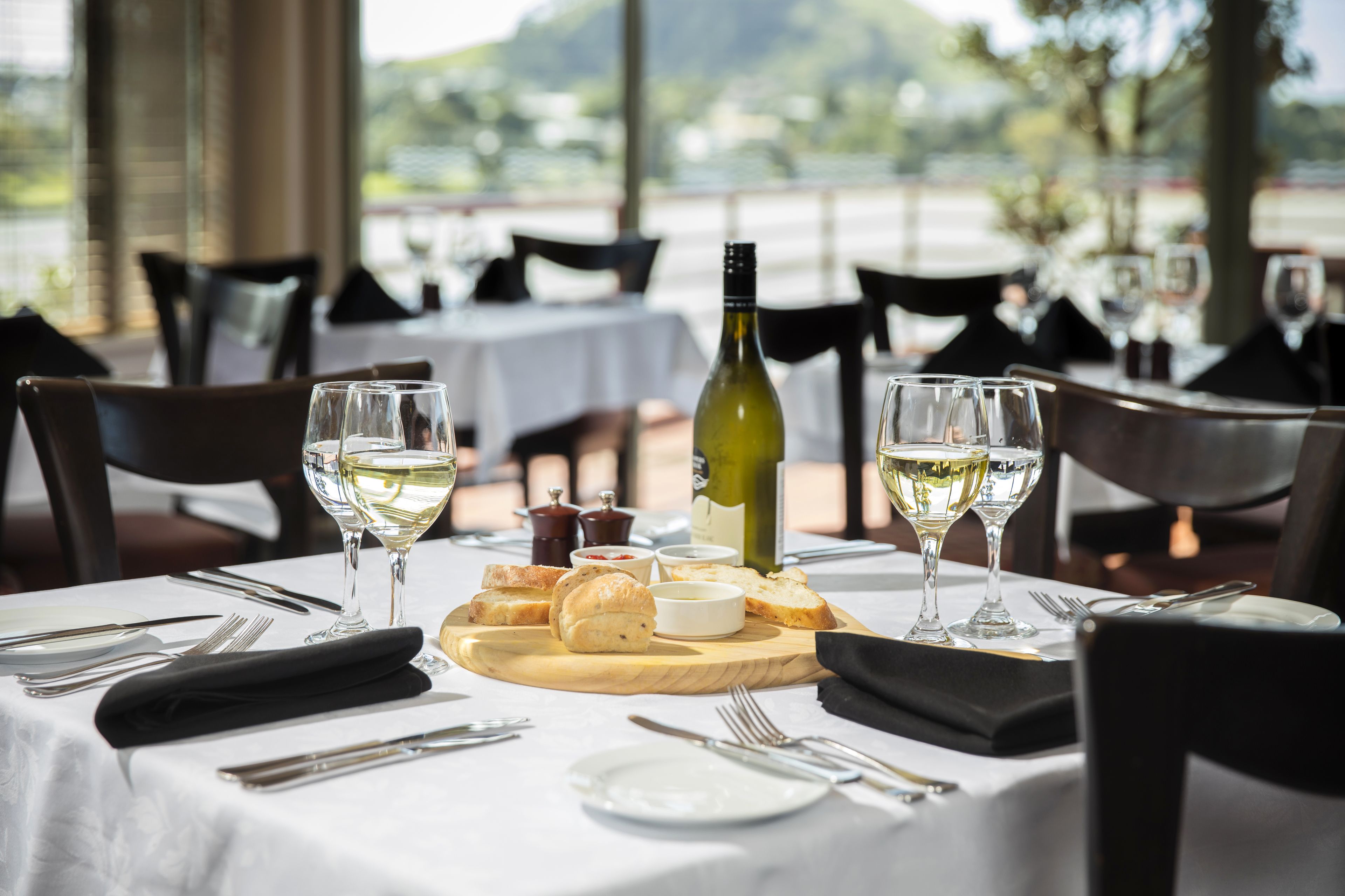 供应早餐、午餐和晚餐，地方菜