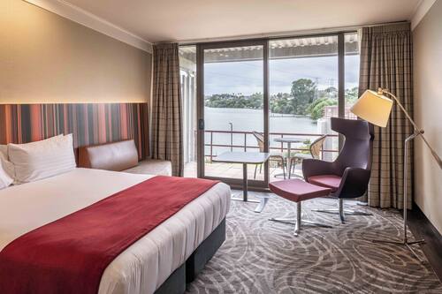 Bureau King | In-room safe, laptop workspace, iron/ironing board, free WiFi