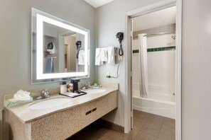 Ducha y bañera combinadas y artículos de higiene personal gratuitos