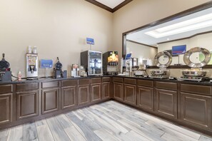 Café da manhã completo grátis todos os dias
