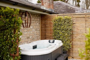 Hot Tub Junior Suite | Individually decorated, individually furnished, free WiFi, bed sheets - Bishopstrow Hotel & Spa (Warminster)